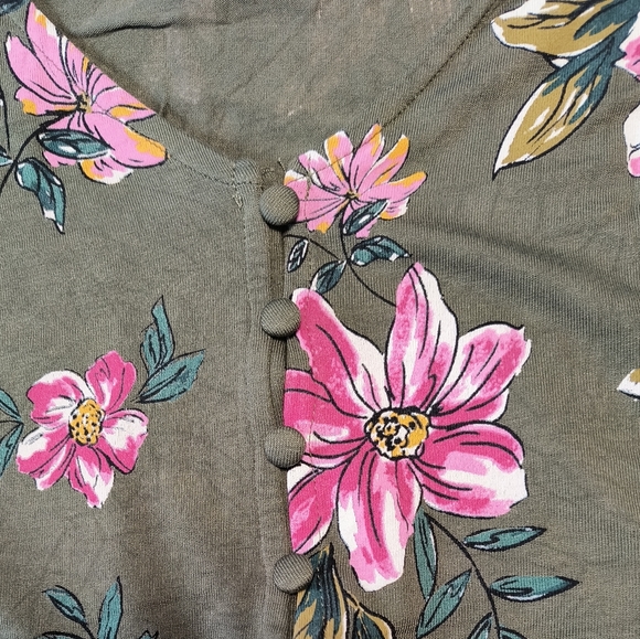 Army green floral top. Size small euc - Picture 3 of 4